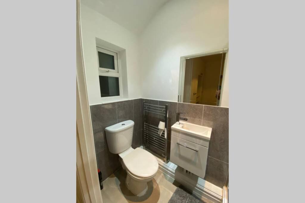 By Lushlets - Centre Hot Tub Pool Table - Great For Hens Stags & Rugby Groups! Holiday home Cardiff